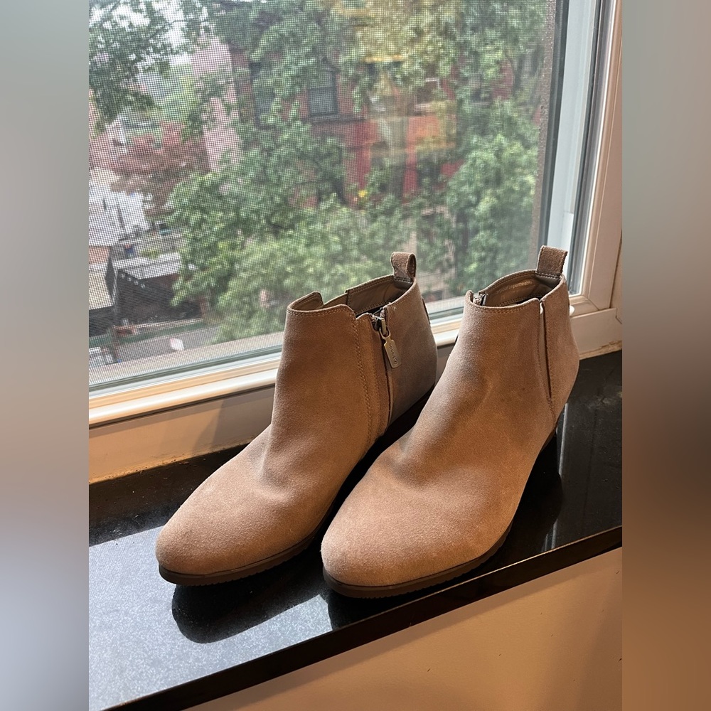 Blondo Almost New Womens Ankle Bootie’s in Waterproof Suede Tan Size 9M